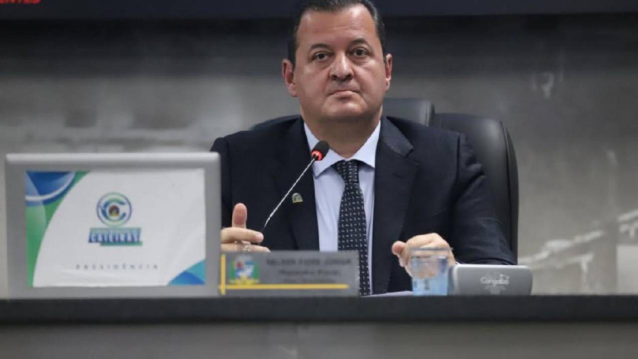 Aliado de Lagoinha, vereador Nelsinho Fiore pede vista em sessão e aumento para servidores municipais é adiado mais uma vez