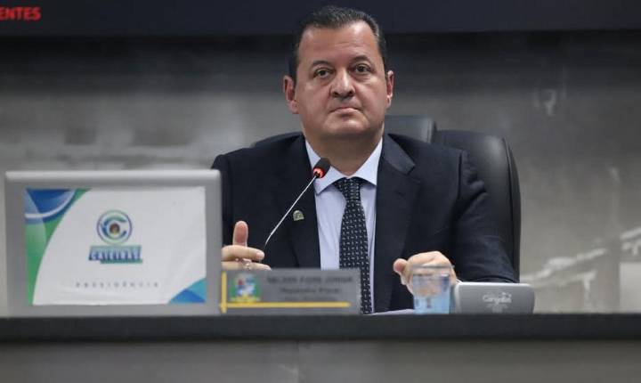 Aliado de Lagoinha, vereador Nelsinho Fiore pede vista em sessão e aumento para servidores municipais é adiado mais uma vez