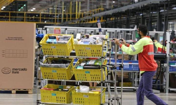 Anvisa apreende produtos irregulares em centro do Mercado Livre em Cajamar