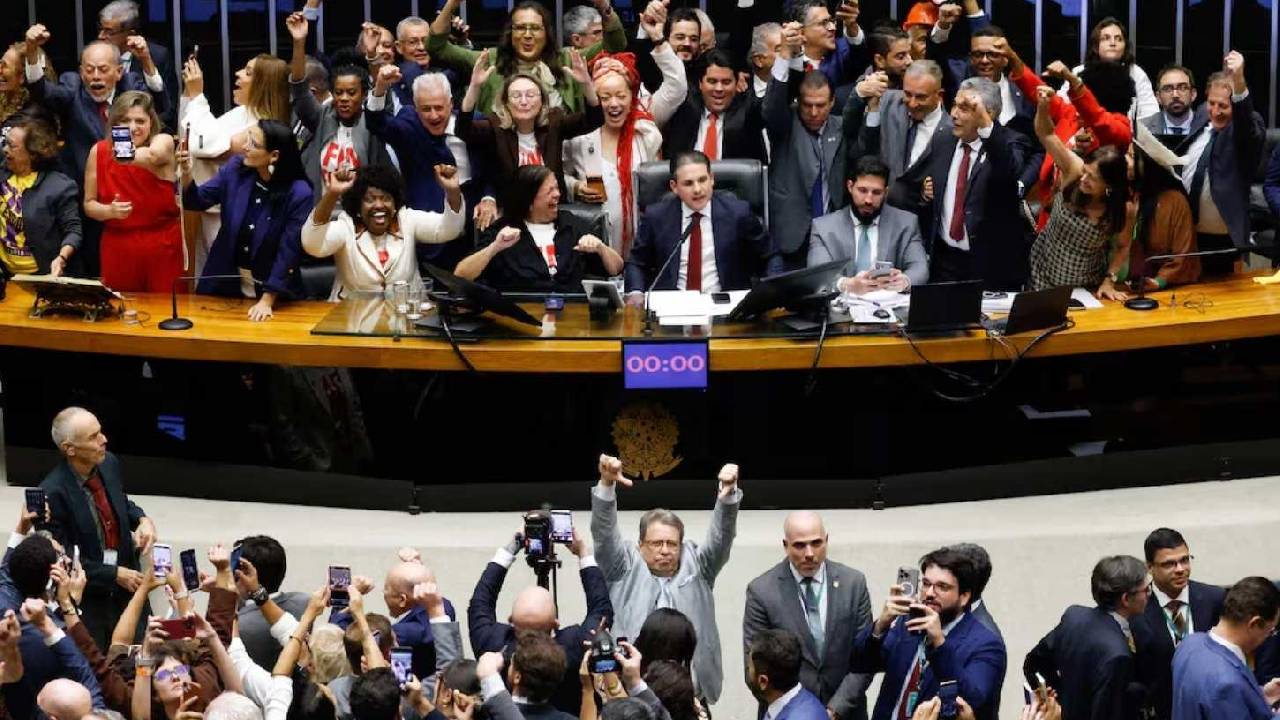 Câmara dos Deputados aprova fim da escala 6x1 em votação histórica; entenda o que muda para o trabalhador