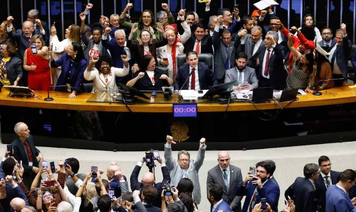 Câmara dos Deputados aprova fim da escala 6x1 em votação histórica; entenda o que muda para o trabalhador