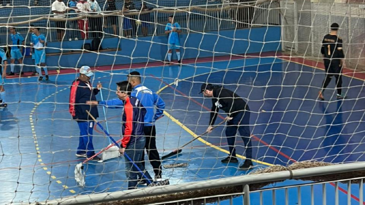 Em mais uma infeliz ocasião, jogo da semifinal do Municipal de futsal é paralisado por goteiras no Ginásio Paulo Rogério