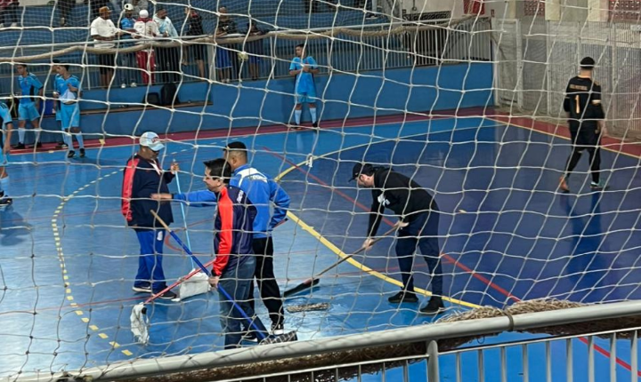 Em mais uma infeliz ocasião, jogo da semifinal do Municipal de futsal é paralisado por goteiras no Ginásio Paulo Rogério