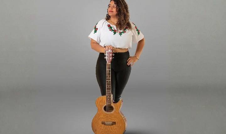 Janaína Souza se apresenta no 