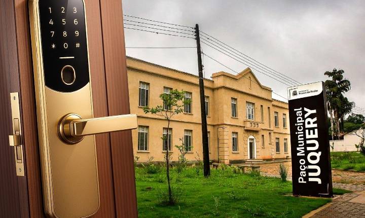 Prefeitura de Franco da Rocha gasta R$ 2 mil em fechaduras eletrônicas na sala da prefeita e de dois secretários