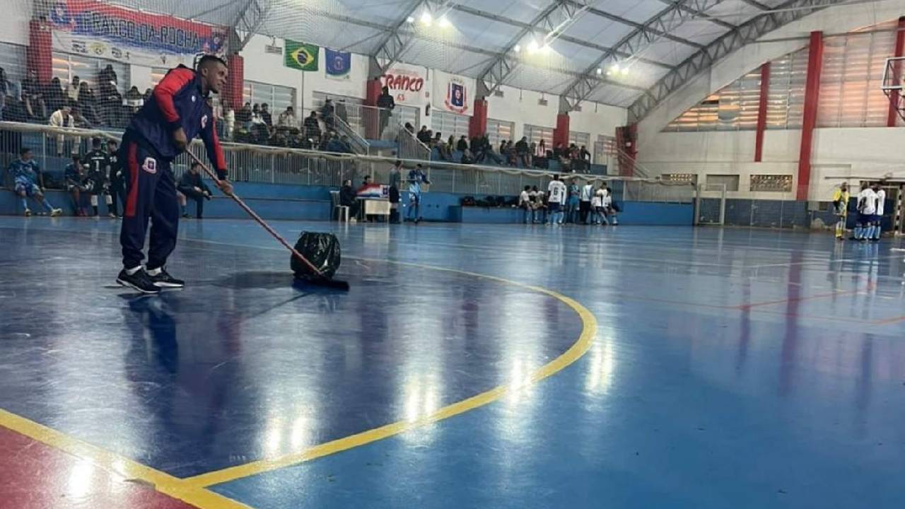 Jogo do municipal de futsal é cancelado por goteiras no ginásio Paulo Rogério