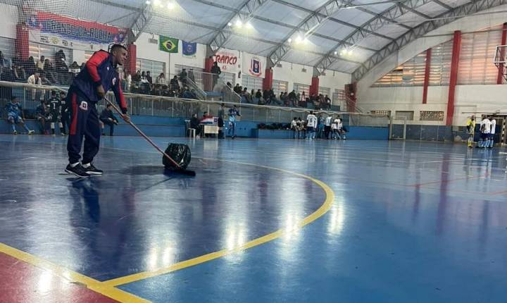 Jogo do municipal de futsal é cancelado por goteiras no ginásio Paulo Rogério