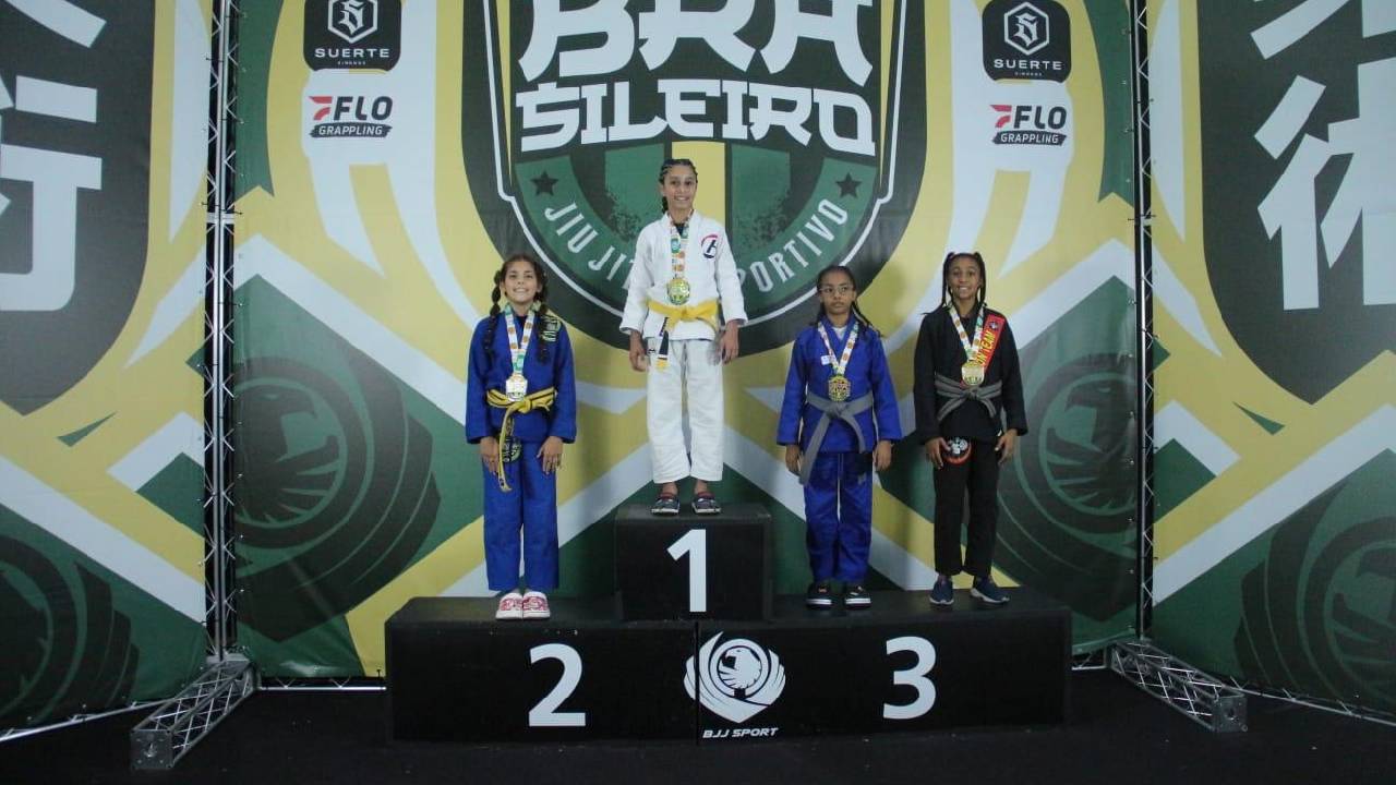 Rebeca Queiroz atleta que representa a Academia Templo Caieiras, conquista título brasileiro na CBJJE