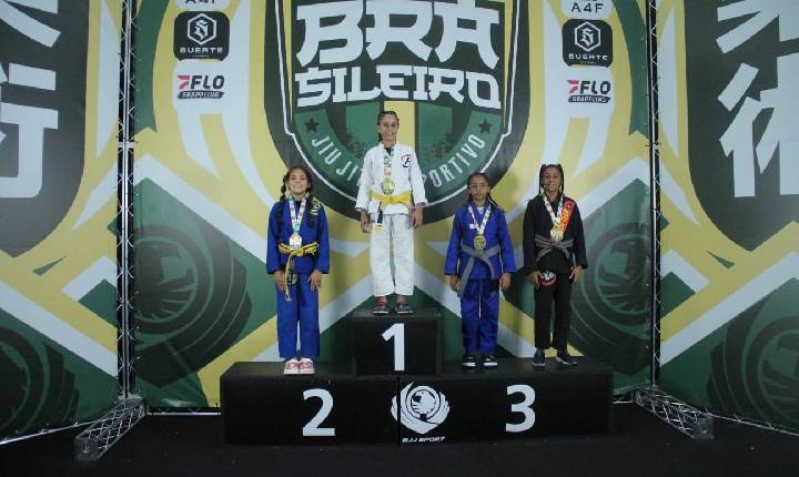 Rebeca Queiroz atleta que representa a Academia Templo Caieiras, conquista título brasileiro na CBJJE