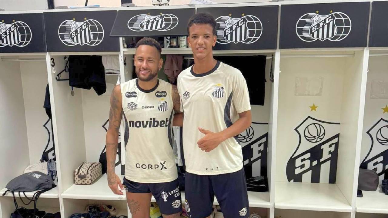 Com 15 anos, promessa Vini Morato faz primeiro treino com o profissional do Santos ao lado de Neymar Jr