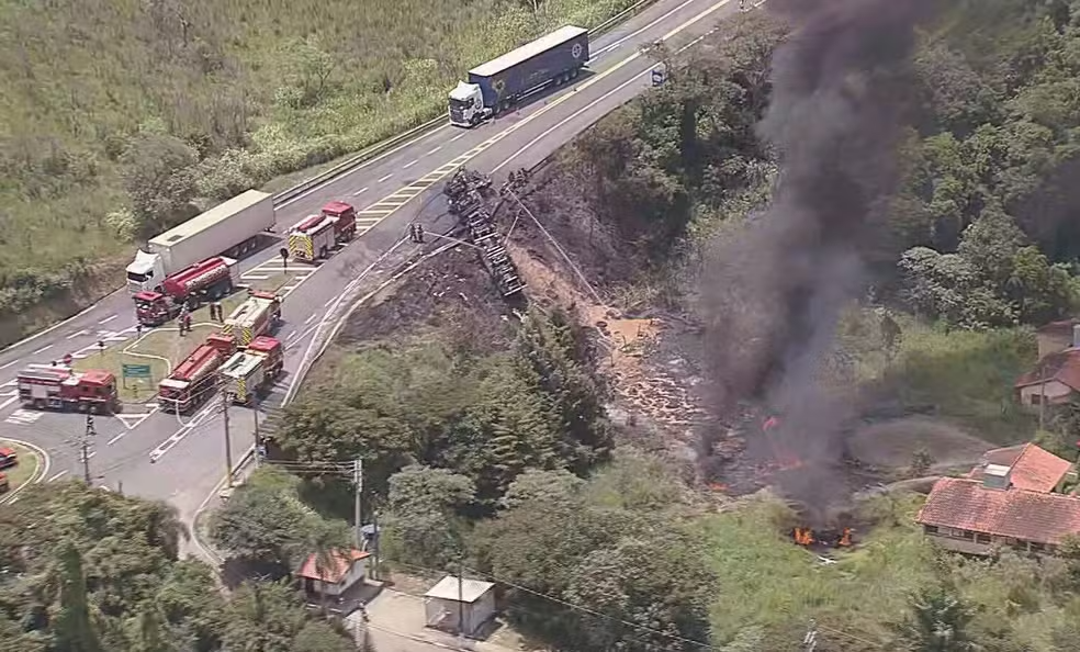 Grave acidente com caminhão-tanque na Rodovia Edgar Máximo Zambotto, sentido Cajamar
