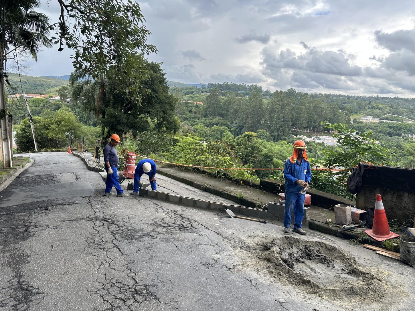 Parte de muro desmorona e rua do Pouso Alegre, em Franco da Rocha, é interditada parcialmente