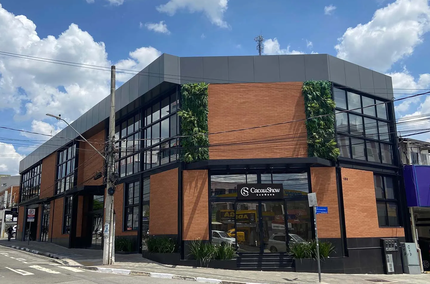 Recém inaugurada, academia localizada na Av. dos Estudantes é assaltada em Caieiras