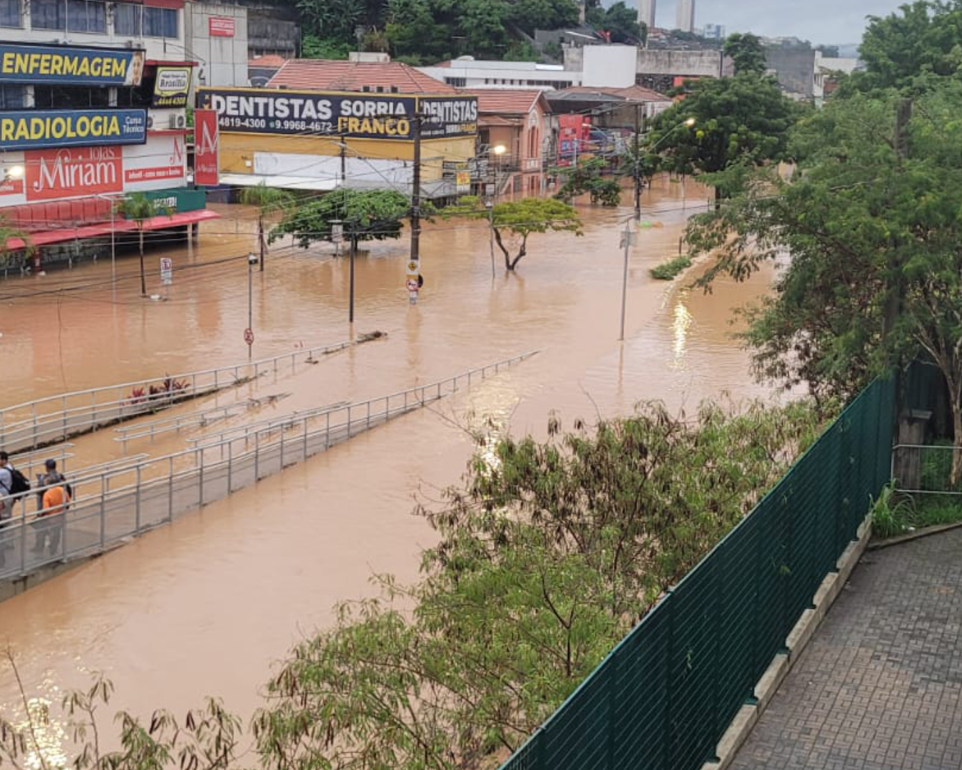 Chuva castiga Franco da Rocha e cidade amanhace alagada