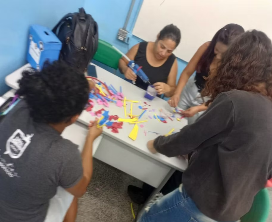 Alunos confeccionando os jogos