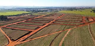 Qual é a diferença entre loteamento fechado e condomínio?