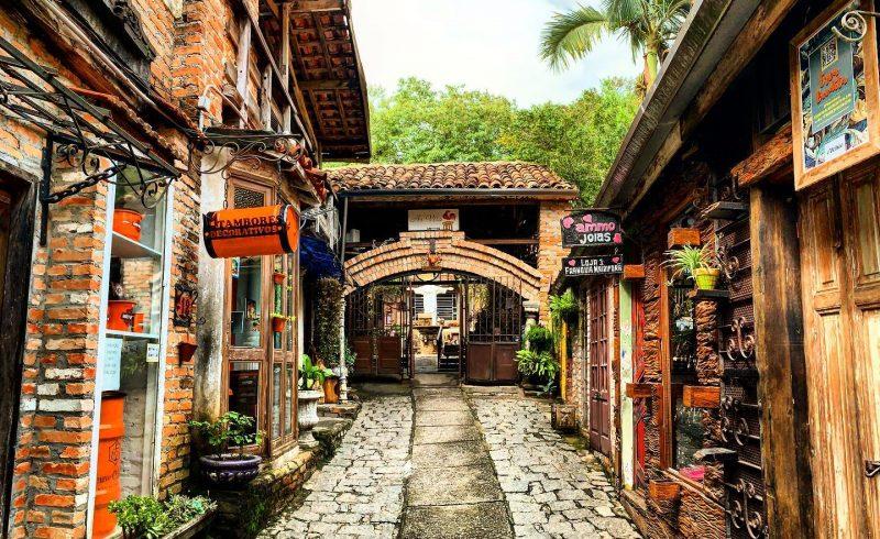 Restaurante feito com materiais de 'sucata' faz sucesso em Mairiporã