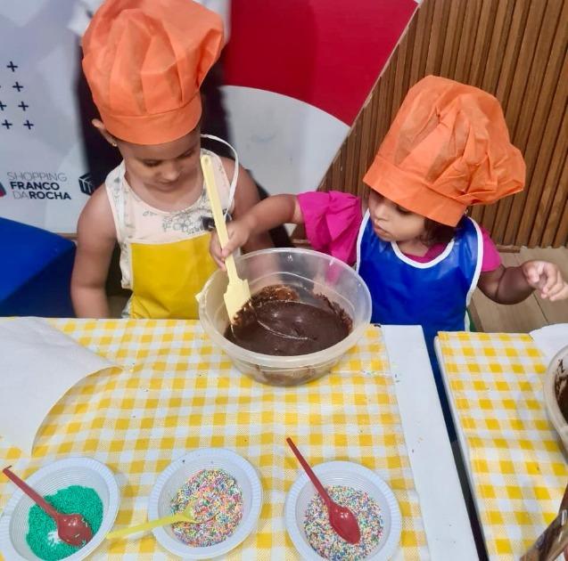Oficina ensina crianças a fazer Ovo de Páscoa no Shopping Franco da Rocha