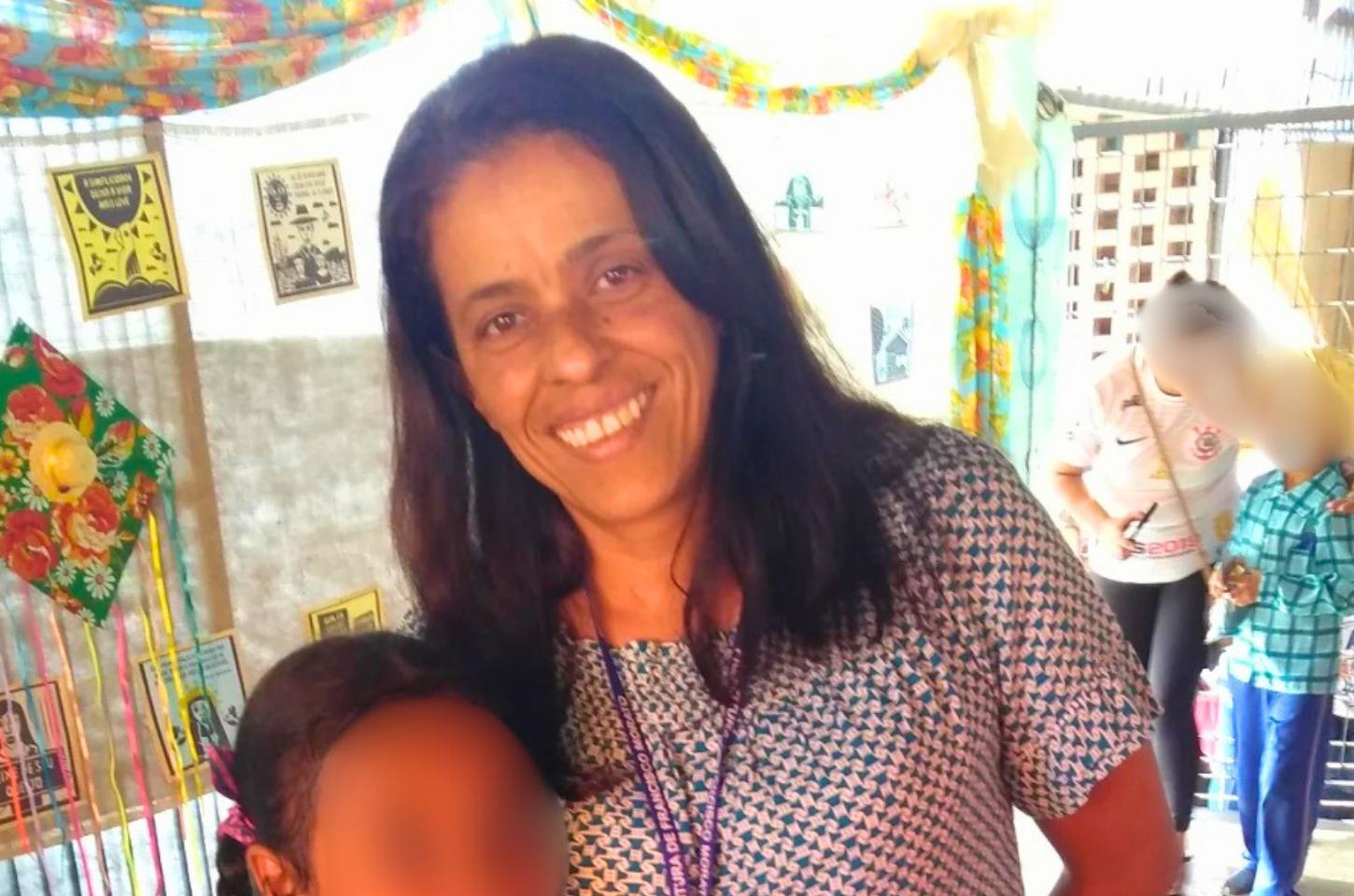 Francisco Morato se despede da professora Cristina Batista, da Escola Municipal Vanda Teresinha Nalin