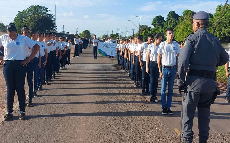 Ministro Flavio Dino suspende julgamento sobre escolas cívico-militares em São Paulo