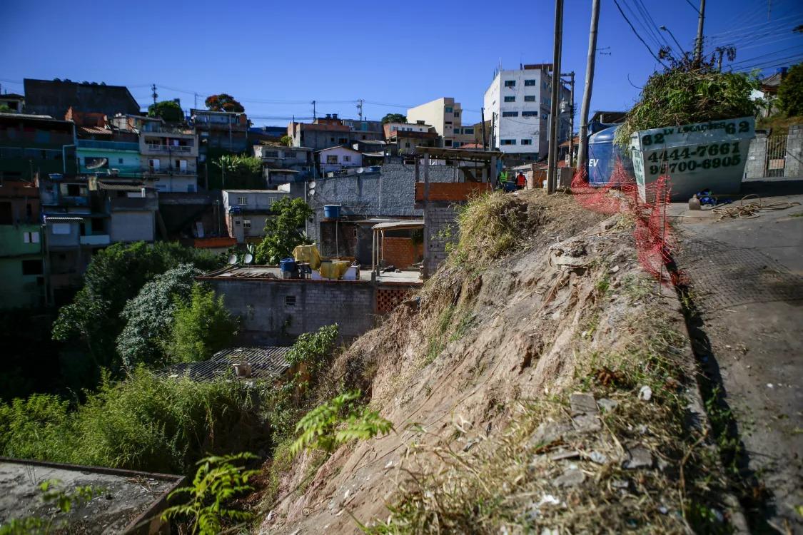 Prefeitura de Franco da Rocha retoma obra de contenção na rua Canárias, na Vila Lemar