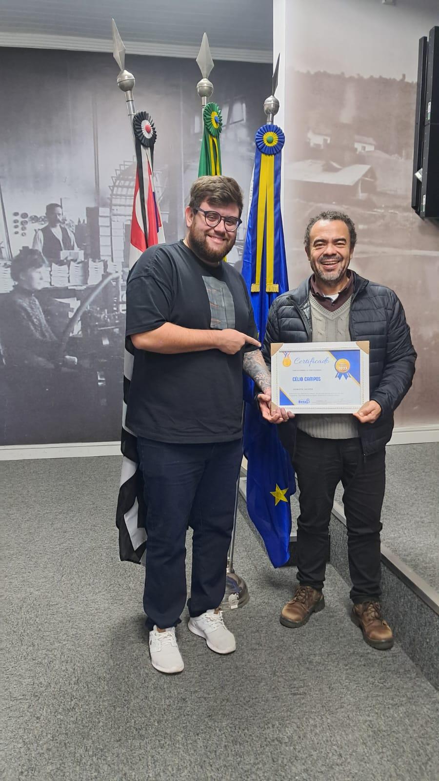 Célio Campos, parceiro do Dois Pontos, é premiado como o melhor locutor de Caieiras