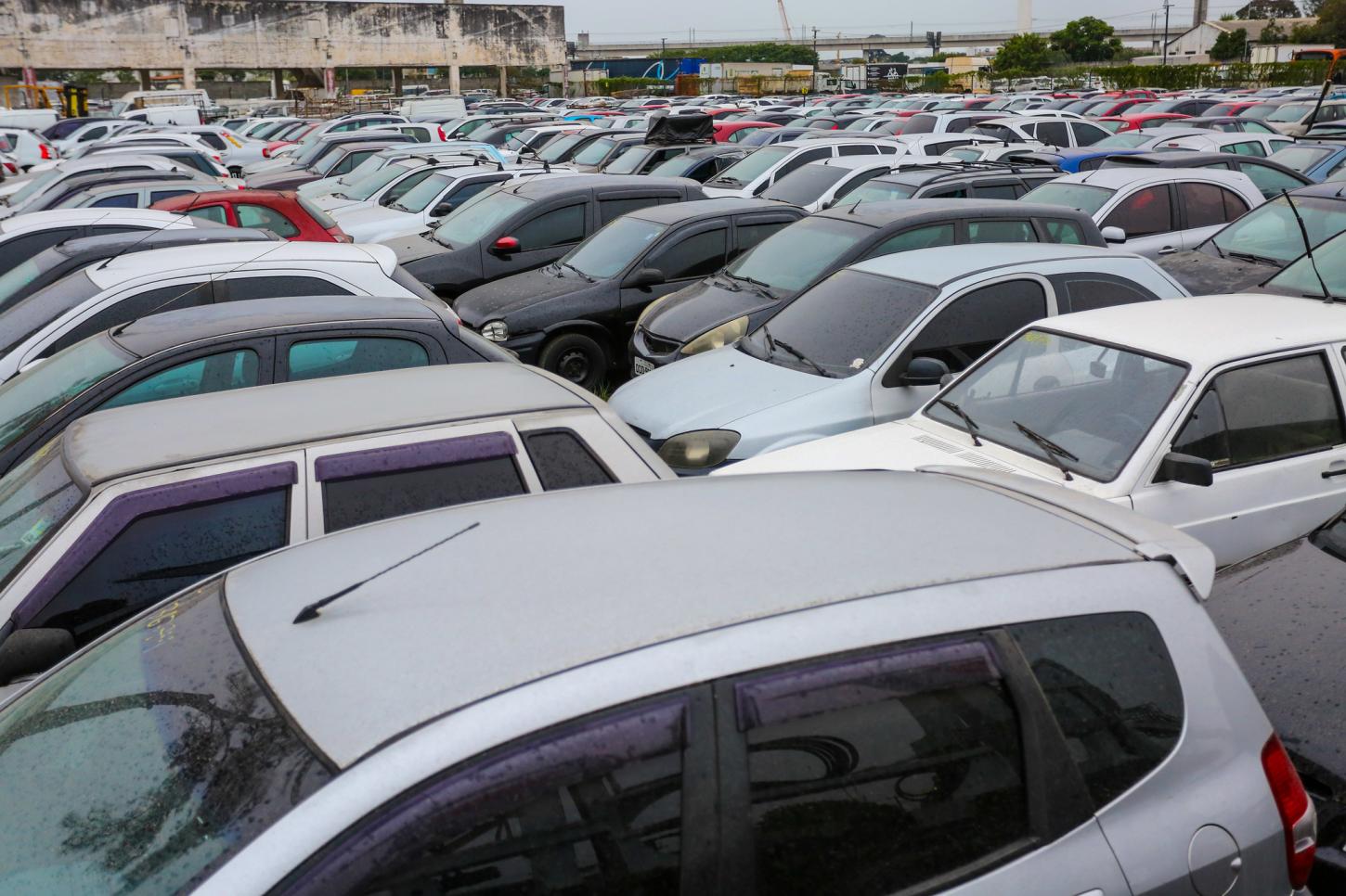 Leilão do Detran-SP em Caieiras tem carros a partir de R$ 2.100 e motos com preço inicial de R$ 700