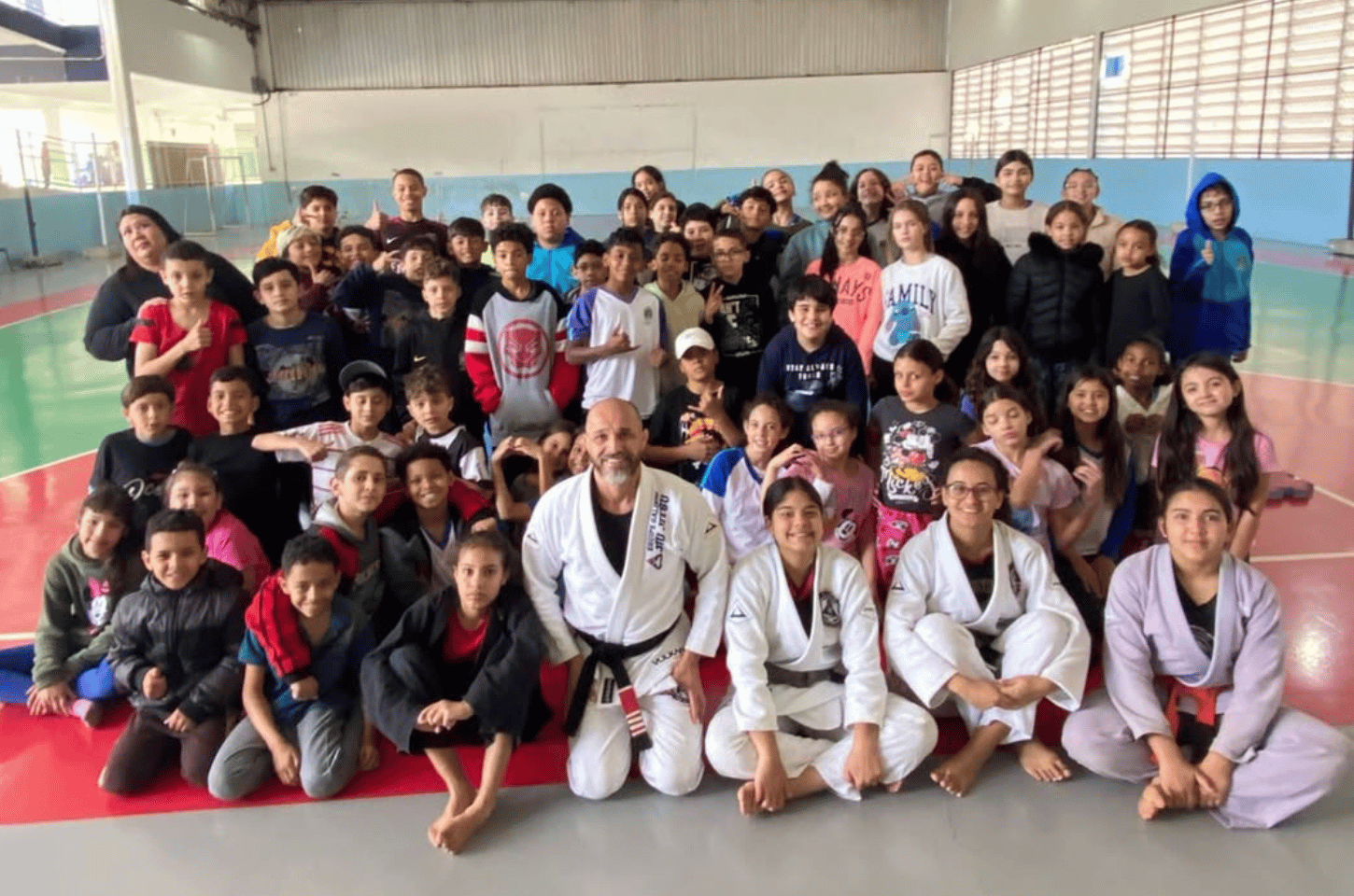 Mestre Galindo leva o Jiu-Jitsu para alunos da EMEF Manoel Hurtado em Caieiras