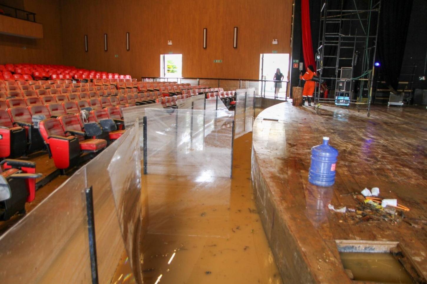 Após ficar 2 anos e meio fechado, Prefeitura de Caieiras inicia orçamento para recuperação do Teatro Municipal