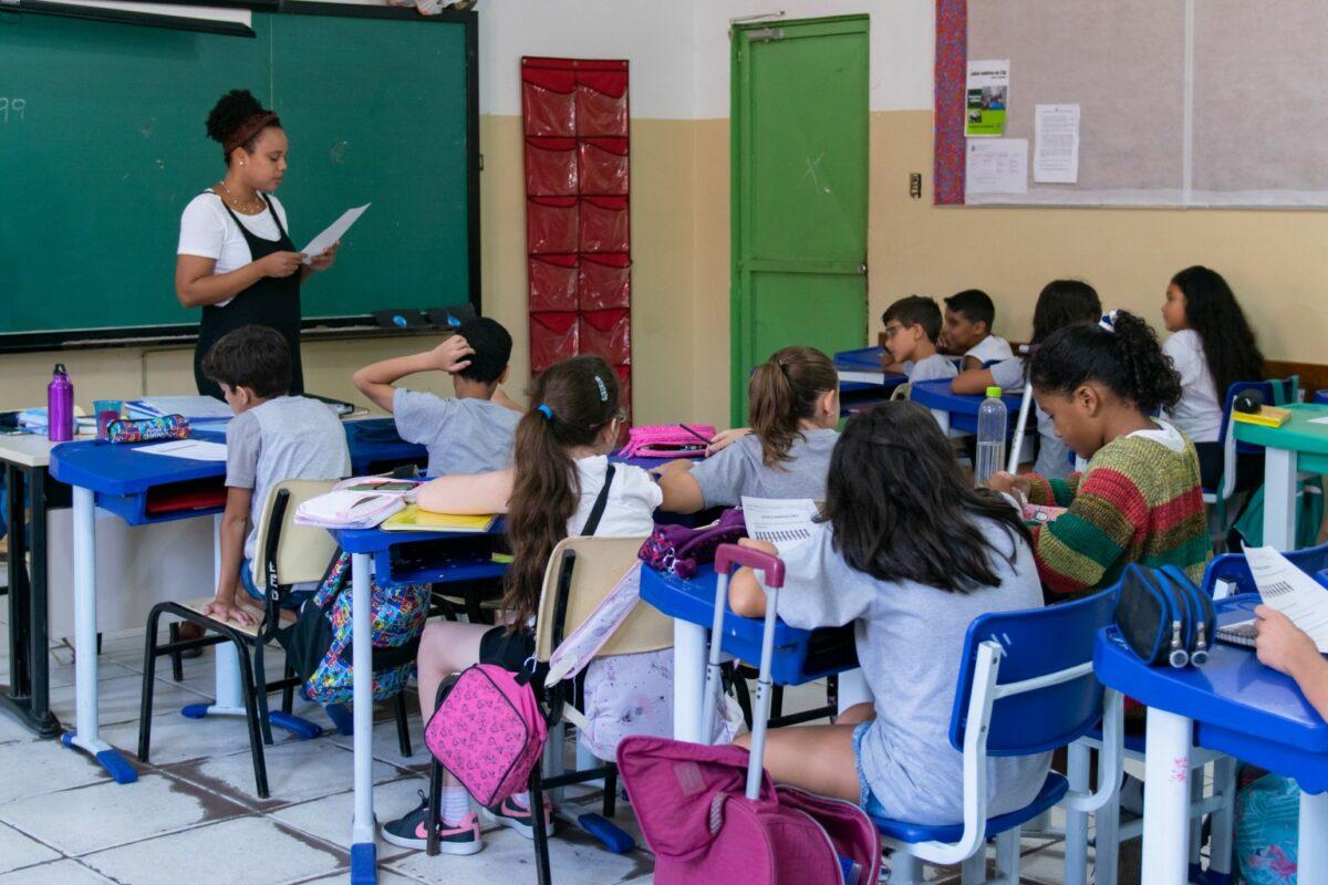 Docentes de Caieiras entram em conflito com Secretaria de Educação por revogação de direitos