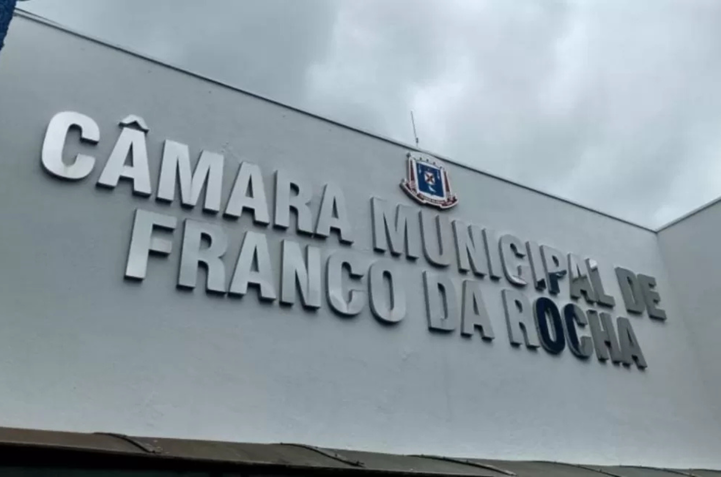 Audiência pública sobre cobrança de taxa de esgoto é cancelada em Franco da Rocha por ausência da Sabesp