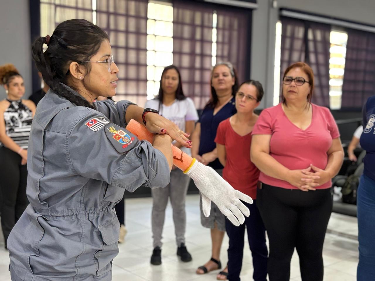 Bombeiros capacitam servidores da Educação de Francisco Morato por mais segurança nas escolas