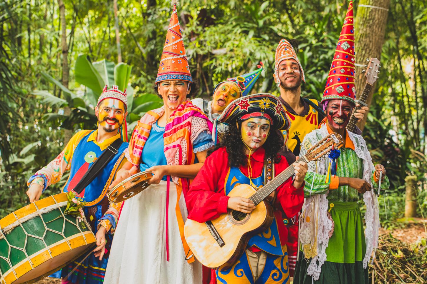 Espetáculo “Noite de Brinquedo no Terreiro de Yayá” ocupa teatro em Mairiporã com temática do Reisado Cearense