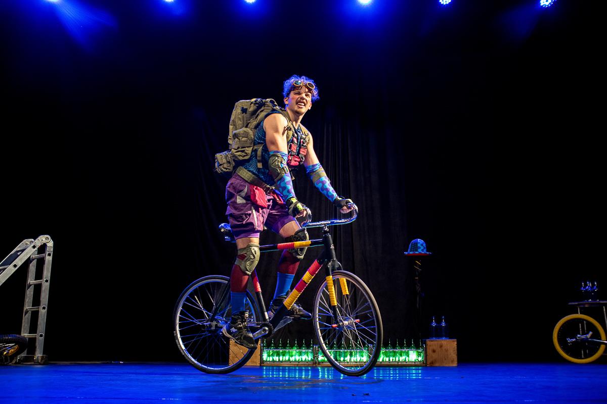 Artista Guilherme Torres estreia número circense inédito em Mairiporã nesta sexta-feira