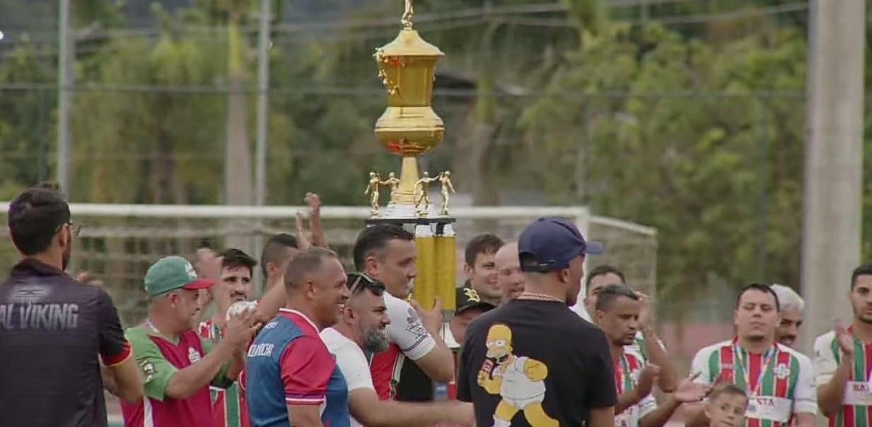 Equipe com a taça de campeões da 3ª divisão