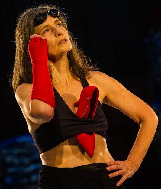 Peça “NUM MOMENTO COMO ESTE?!” reflete sobre autocensura e guerra interna em Mairiporã