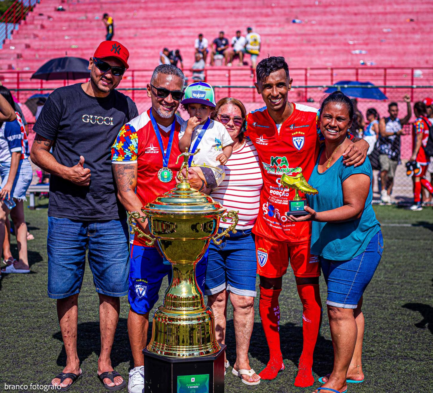 Felipinho e família com a taça