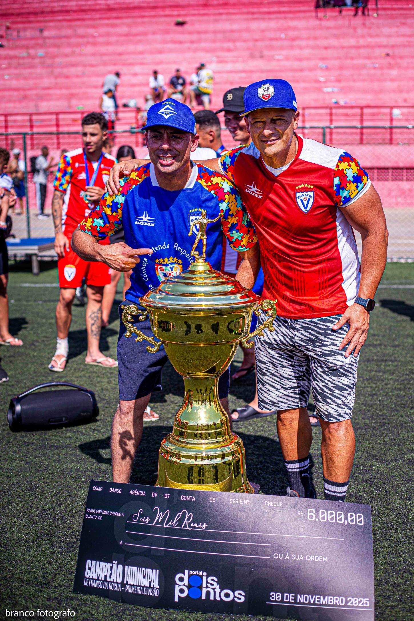 Diretores da Save com o troféu e cheque de premiação / Foto: Branco Fotógrafo