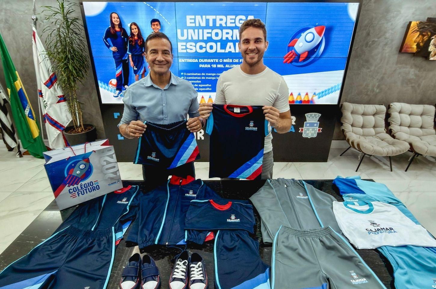 Cajamar inicia ano letivo com entrega de novos uniformes escolares