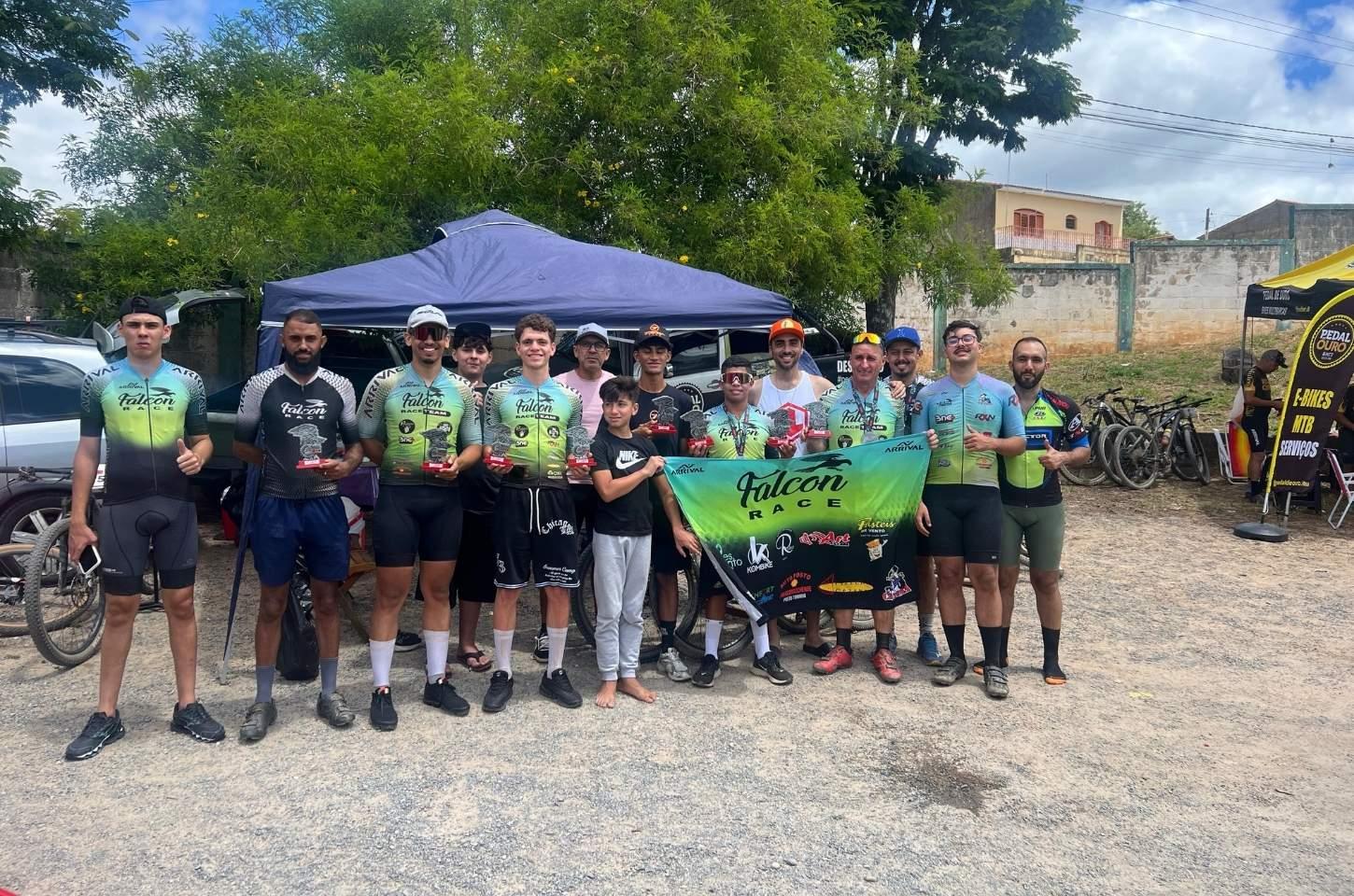 A equipe Falcon Race team se destaca no Interior Ride MTB