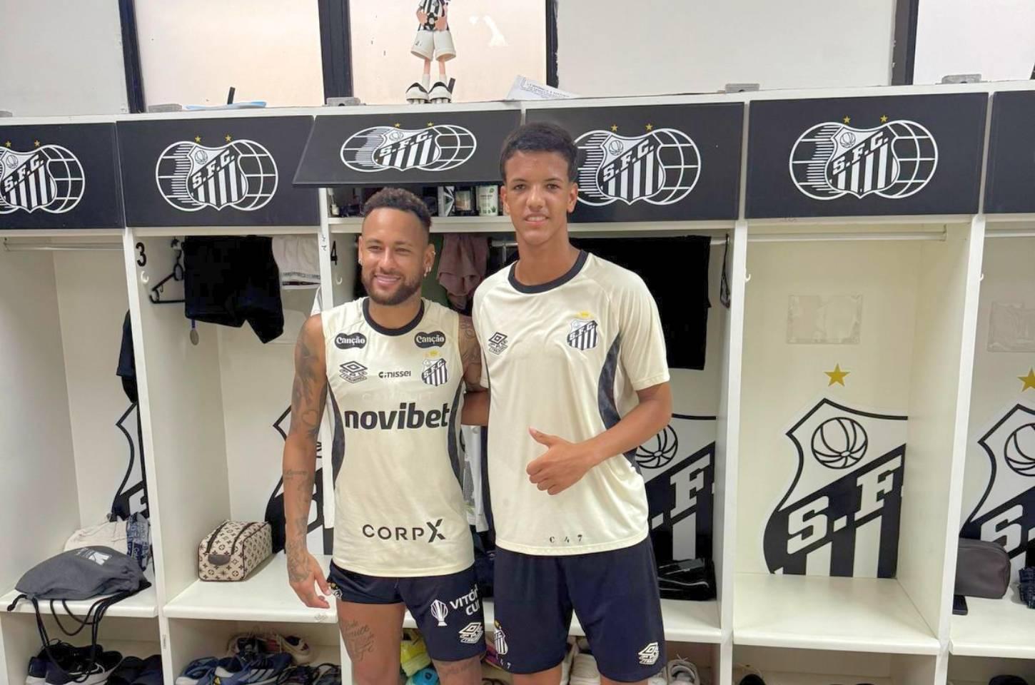 Com 15 anos, promessa Vini Morato faz primeiro treino com o profissional do Santos ao lado de Neymar Jr