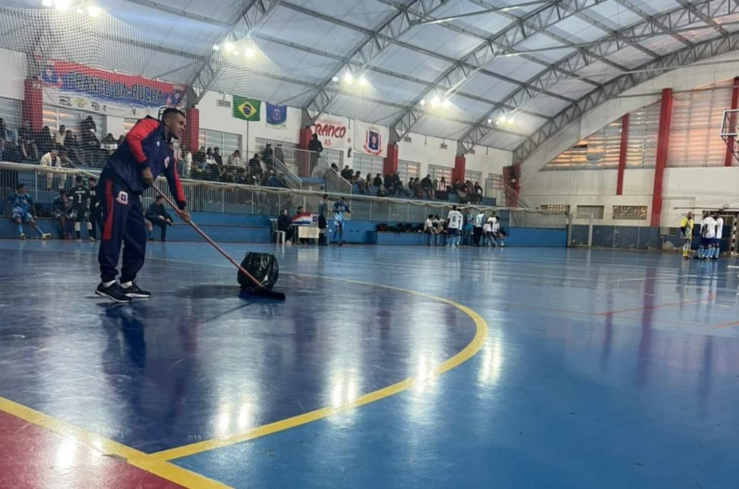 Jogo do municipal de futsal é cancelado por goteiras no ginásio Paulo Rogério