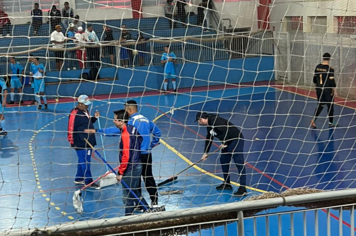 Em mais uma infeliz ocasião, jogo da semifinal do Municipal de futsal é paralisado por goteiras no Ginásio Paulo Rogério