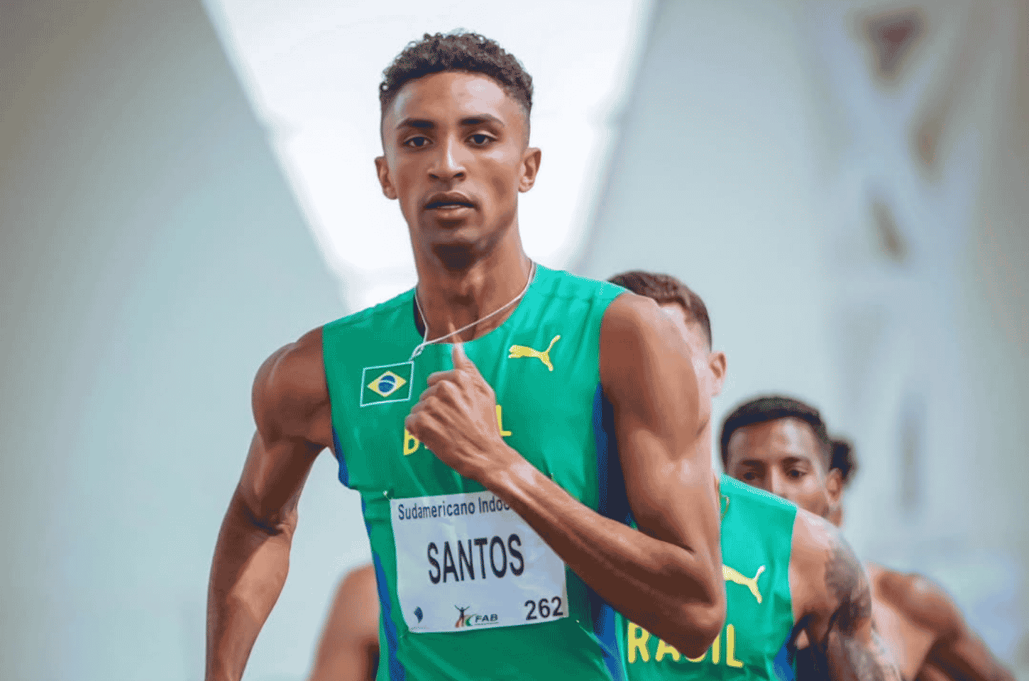 Leonardo Santos de Jesus, de Franco da Rocha, conquista medalha de prata no Ibero-Americano em prova de atletismo de 1.500 metros