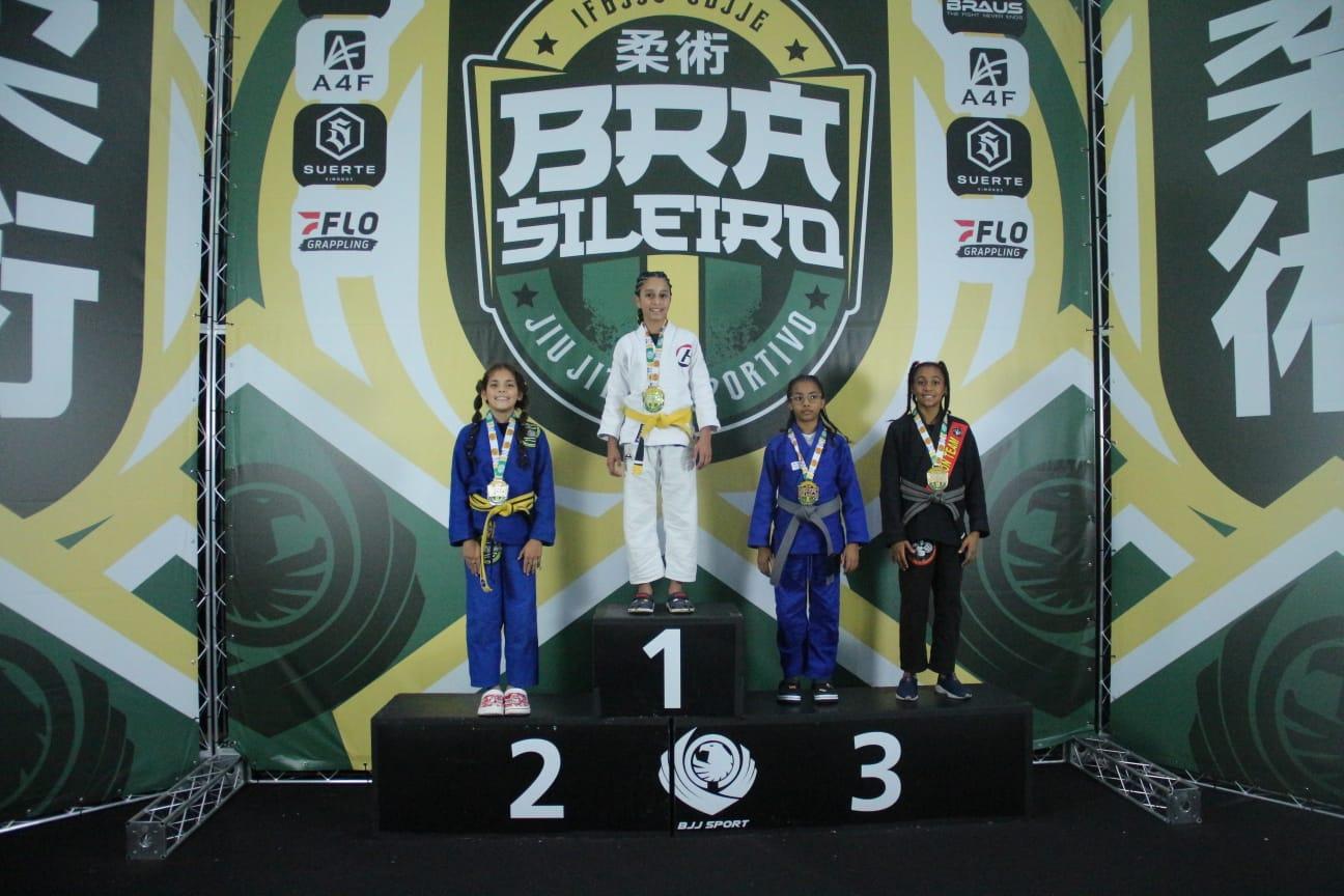 Rebeca Queiroz atleta que representa a Academia Templo Caieiras, conquista título brasileiro na CBJJE
