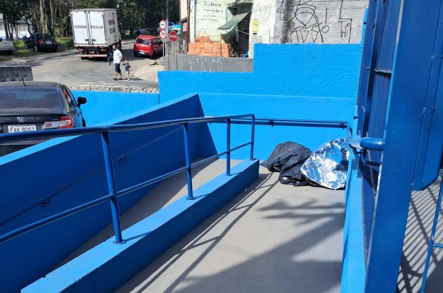 Homem é encontrado morto em frente à EMEB Florestan Fernandes, na Vila Bazu