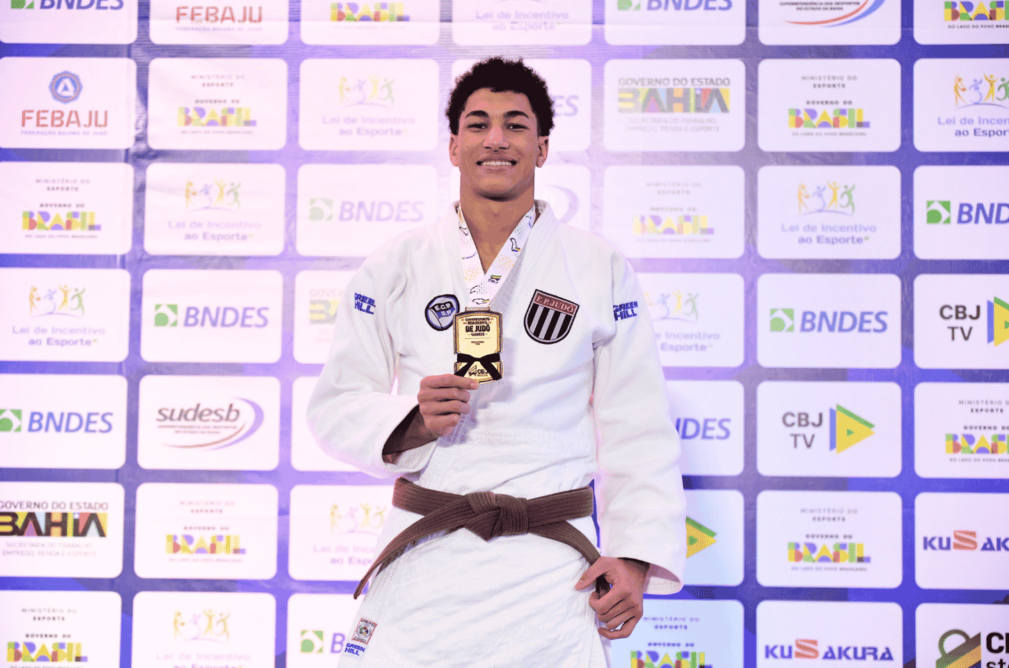 Nicolas Almeida morador de Caieiras, conquista medalha de ouro no campeonato brasileiro cadete de judô