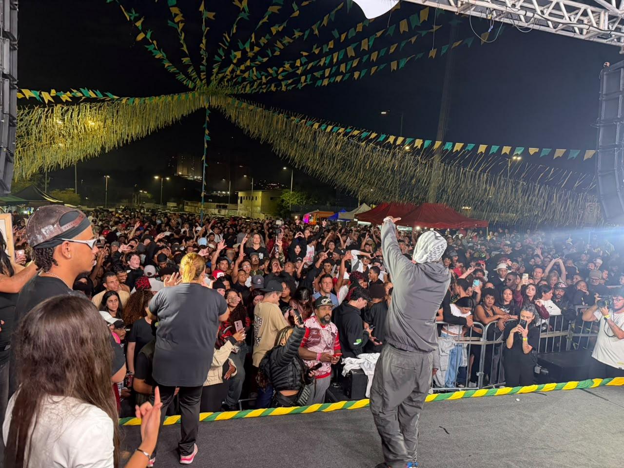 da esquerda para a direita: Circuito Hip Hop e @cavazzanafotografia