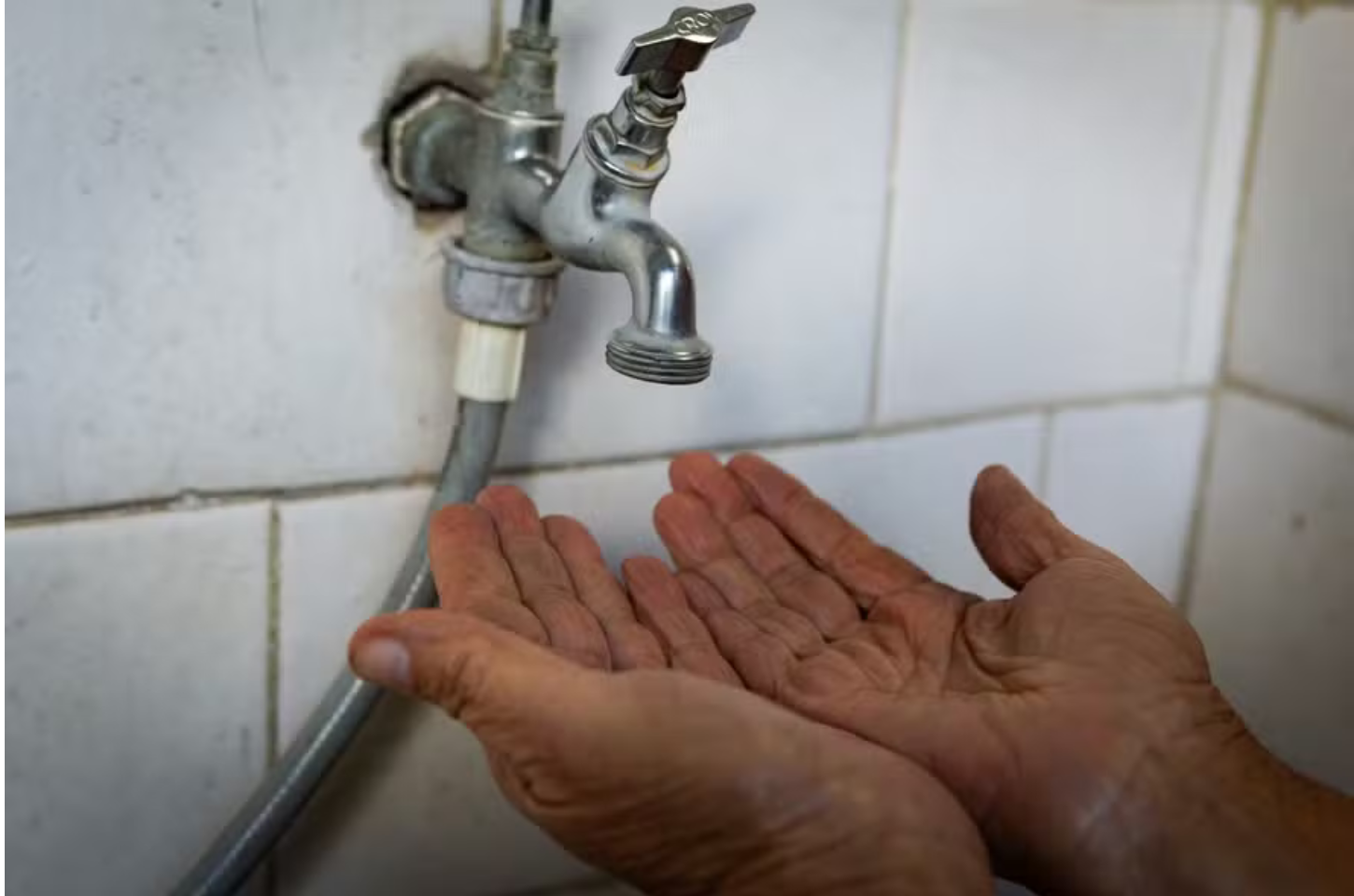 Moradores da Vila Palmares reclamam da falta de água neste domingo (23); Sabesp se pronuncia 