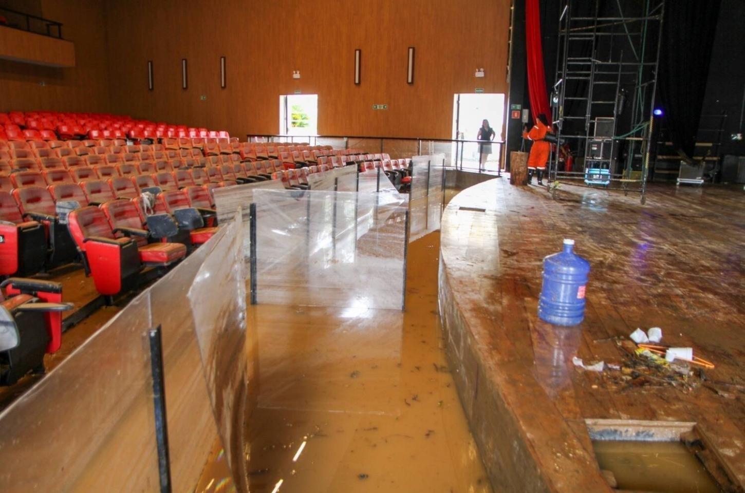 Tribunal de Contas notifica Prefeitura de Caieiras após falta de resposta sobre problemas no teatro e em ginásios